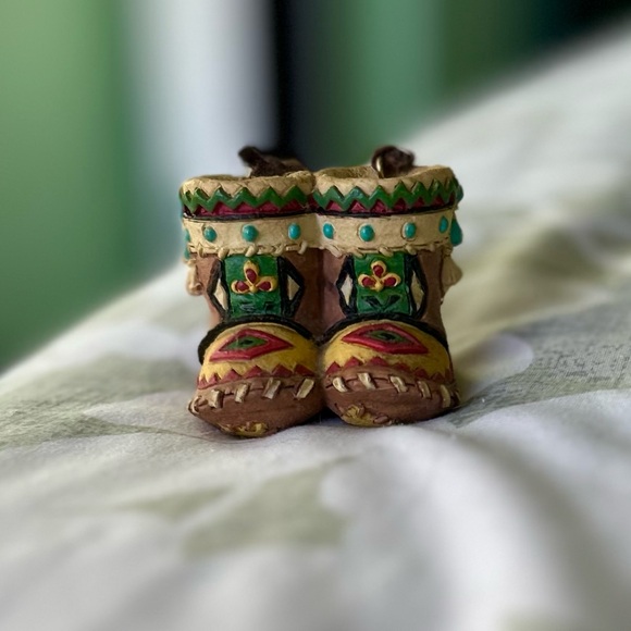 VTG Enesco Native American Tribal Winter Boots Shoes Hanging Decor Mini Art - Picture 10 of 10